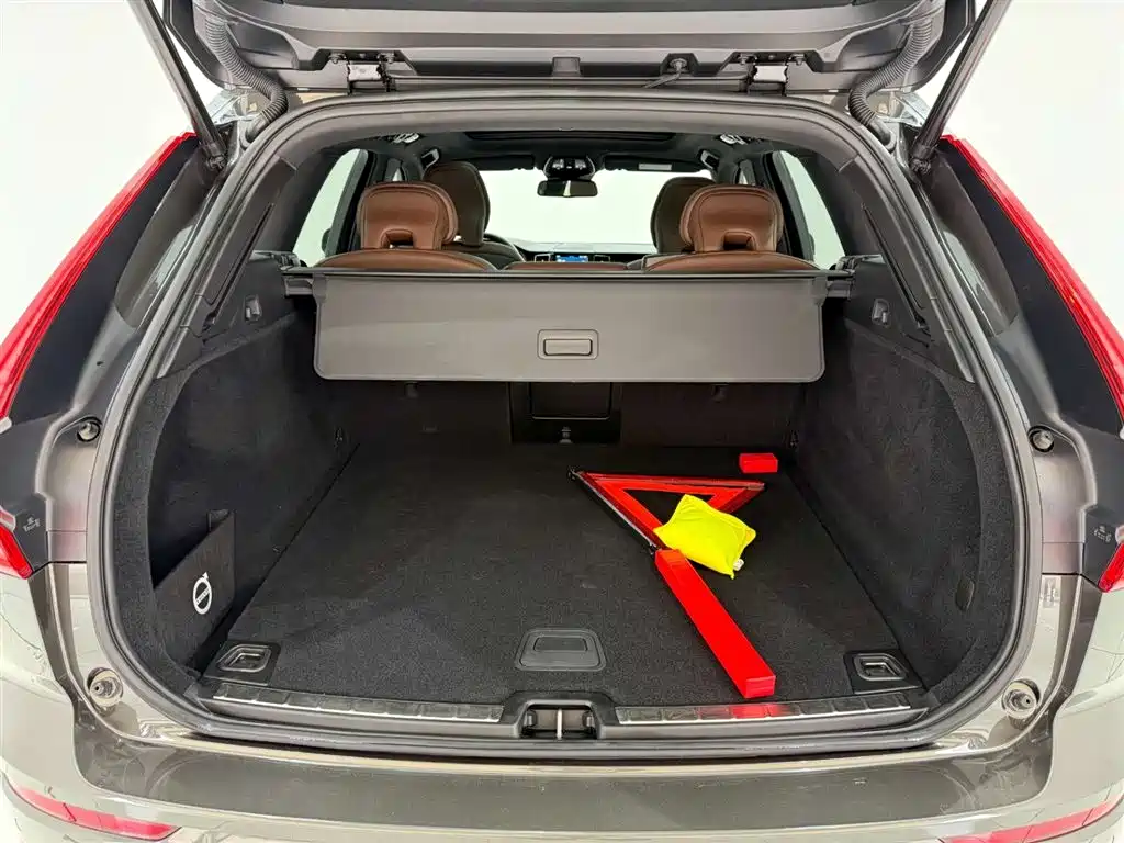 Volvo XC60 2022 — фото 14