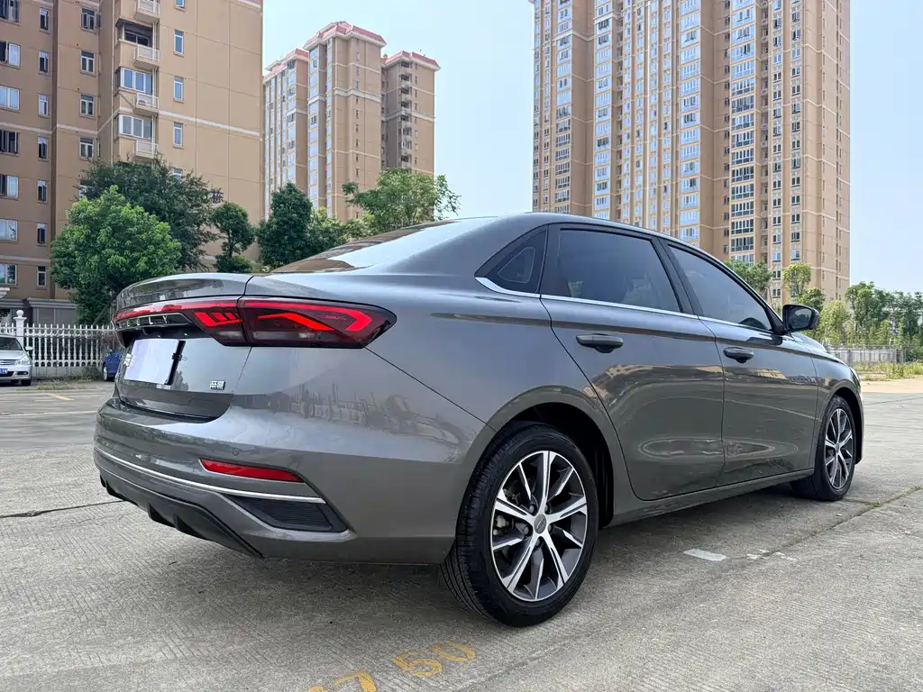 Geely Emgrand 2021