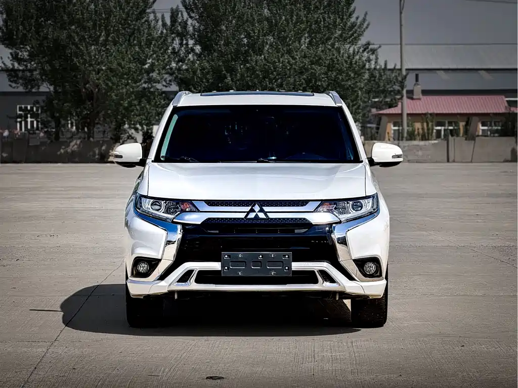 Mitsubishi Outlander 2021 — фото 2