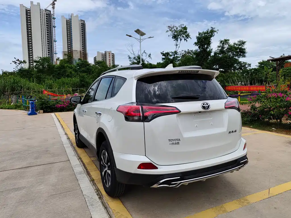Toyota RAV4 2016 — фото 4