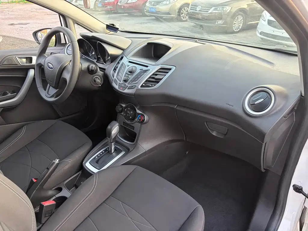 Ford Fiesta 2014 — фото 14