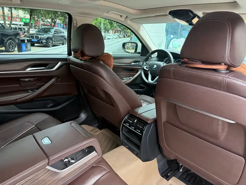 BMW 5 Series 2019 — фото 23