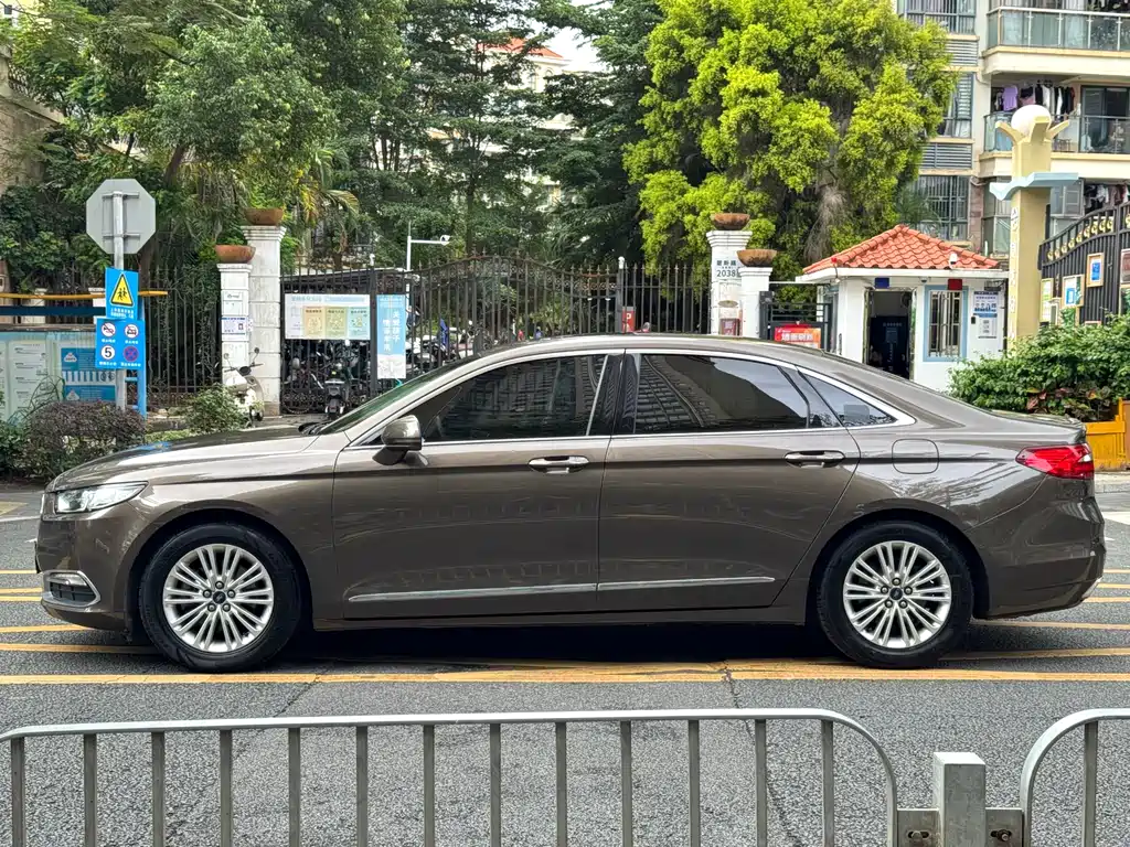 Ford Taurus 2016 — фото 16