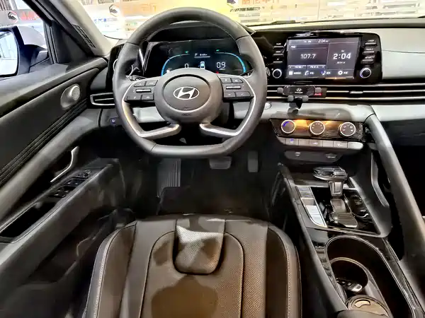 Hyundai Elantra 2024