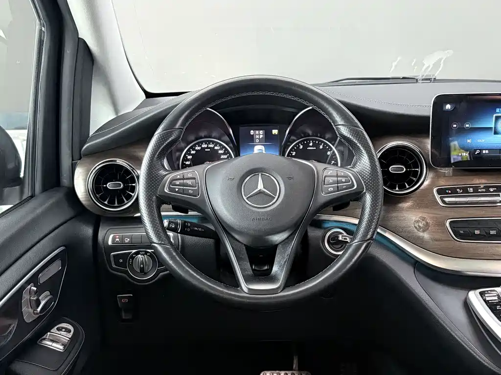Mercedes-Benz V-Class 2021 — фото 15