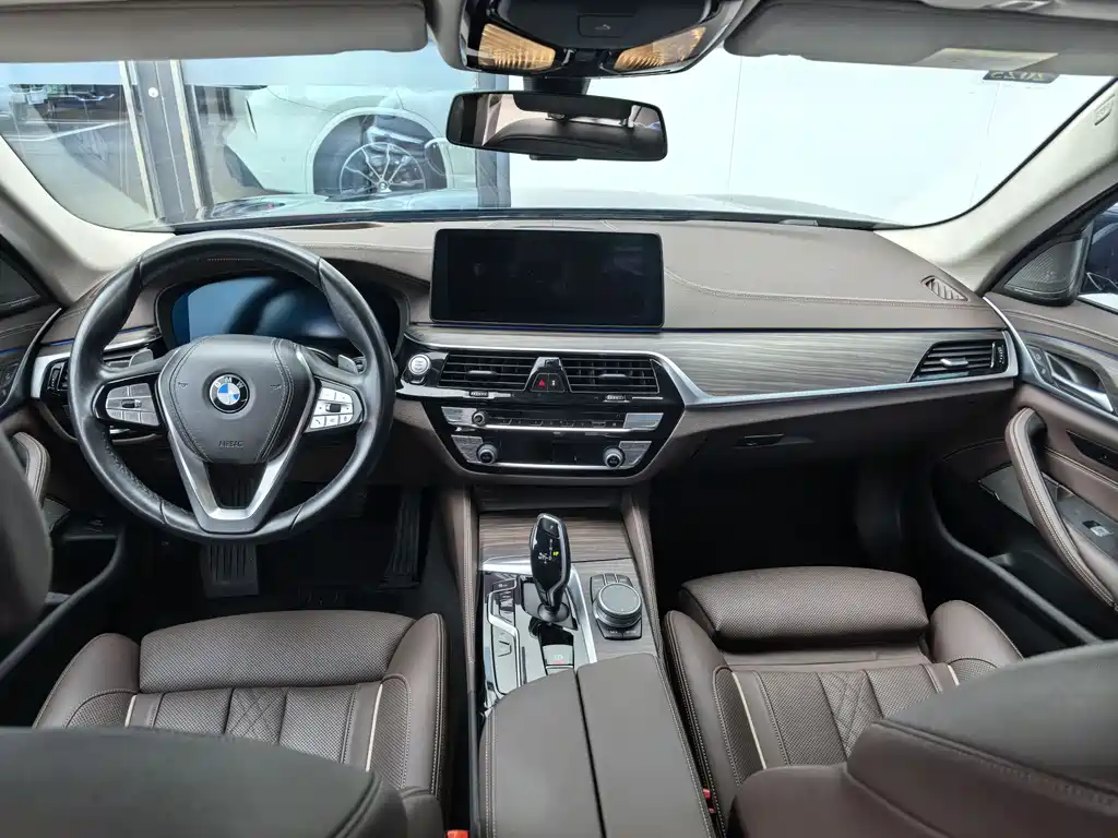 BMW 5 Series 2021 — фото 12
