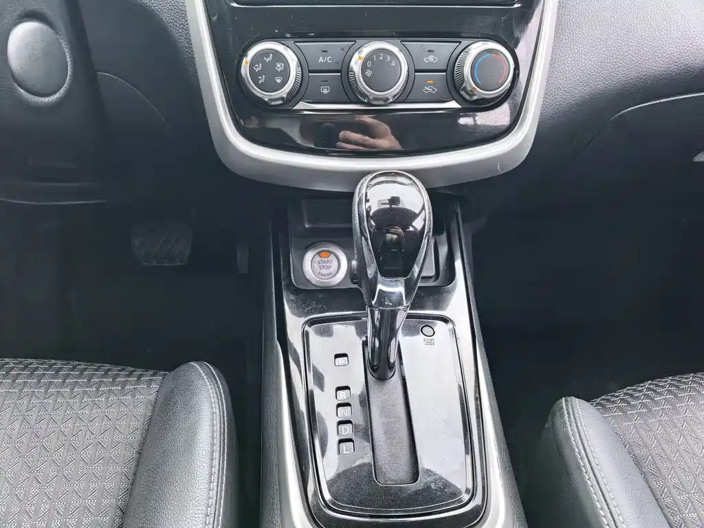 Nissan Tiida 2018 — фото 9