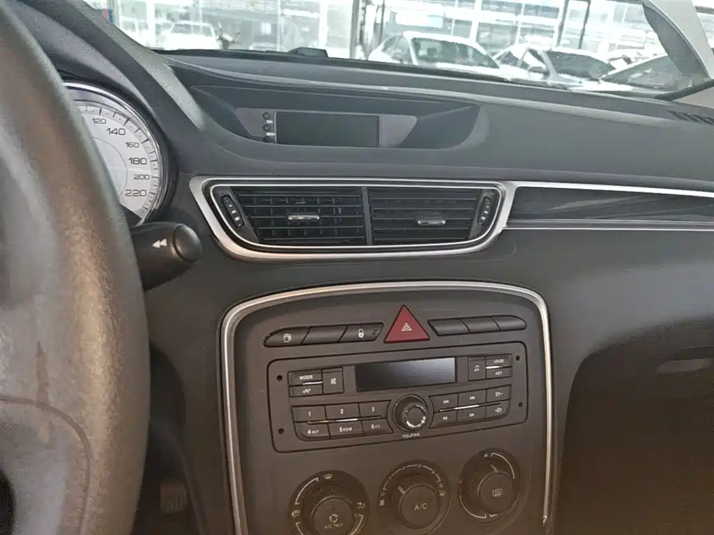 Peugeot 308 2015 — фото 13