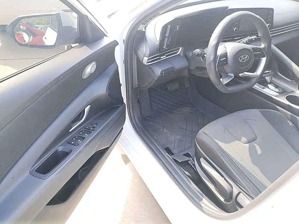 Hyundai Elantra 2023 — фото 16