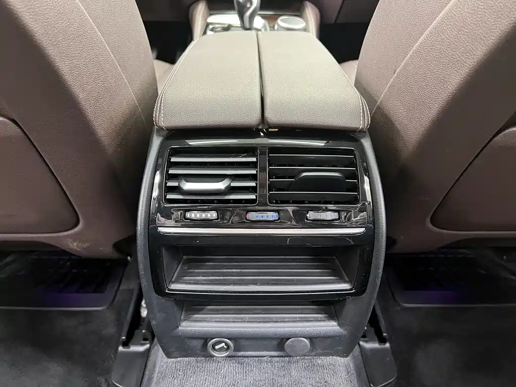 BMW 5 Series 2019 — фото 30