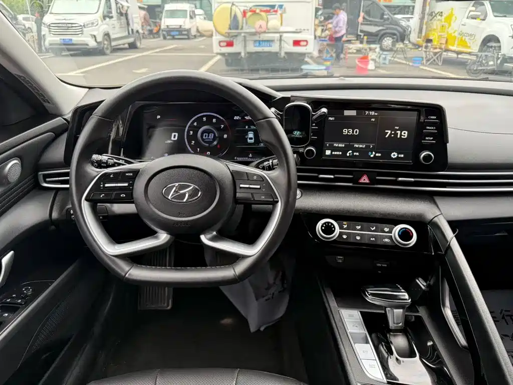 Hyundai Elantra 2023 — фото 14