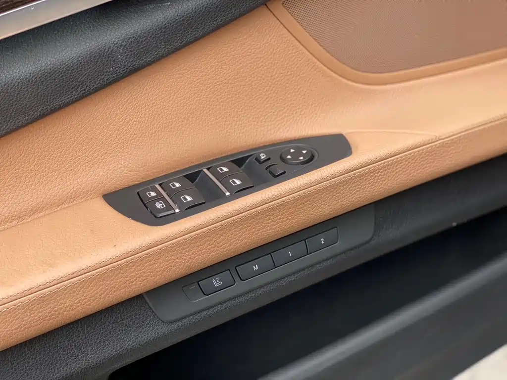 BMW 7 Series 2012 — фото 25