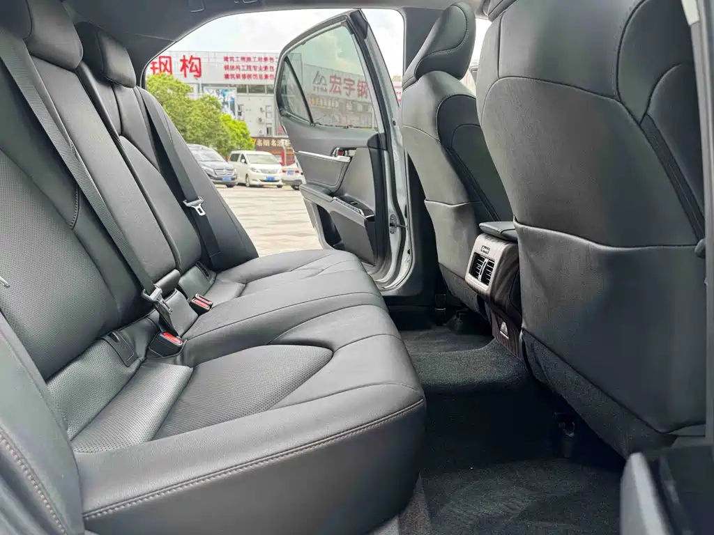 Toyota Camry 2020 — фото 11