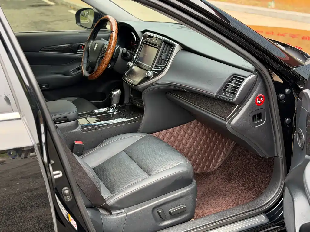 Toyota Crown 2018 — фото 10