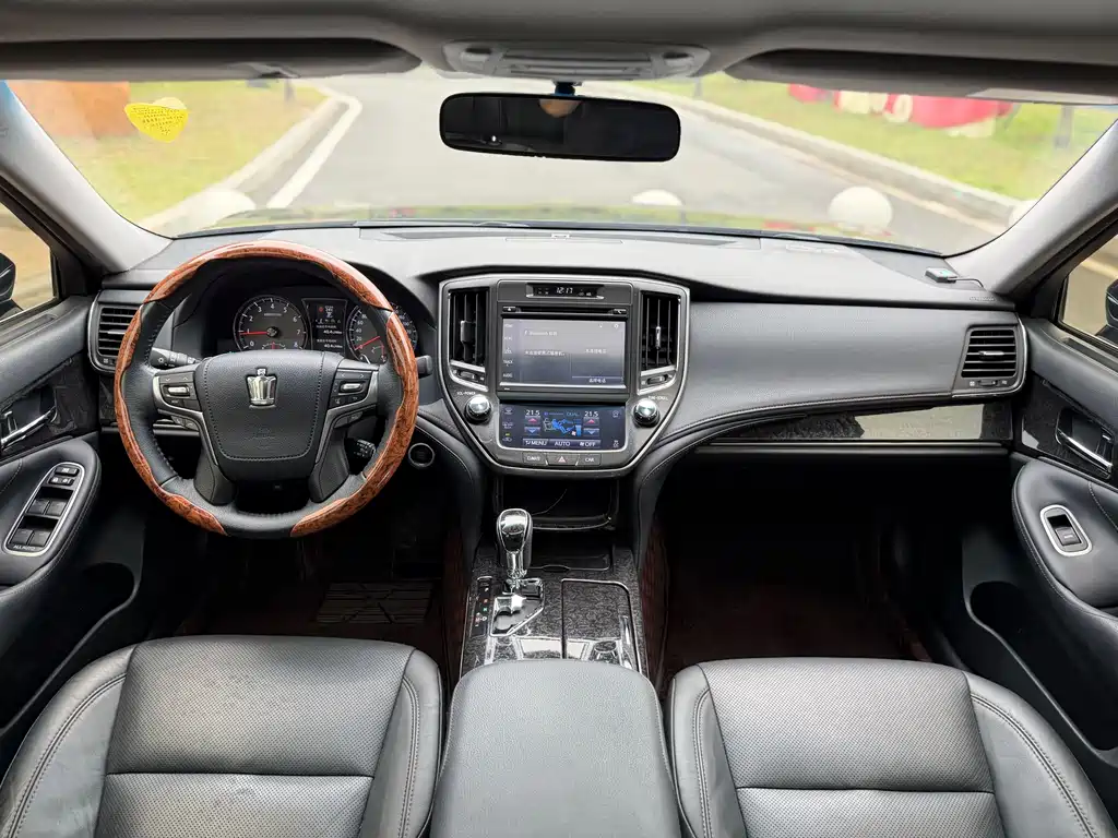 Toyota Crown 2018 — фото 15