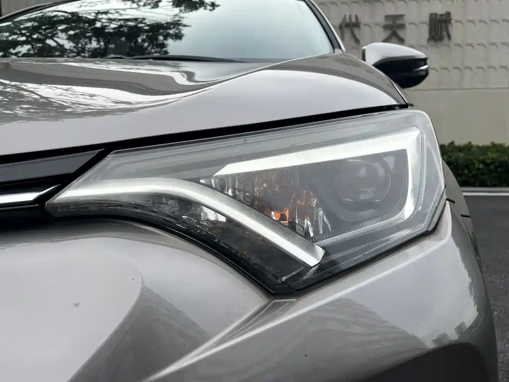 Toyota RAV4 2017 — фото 8