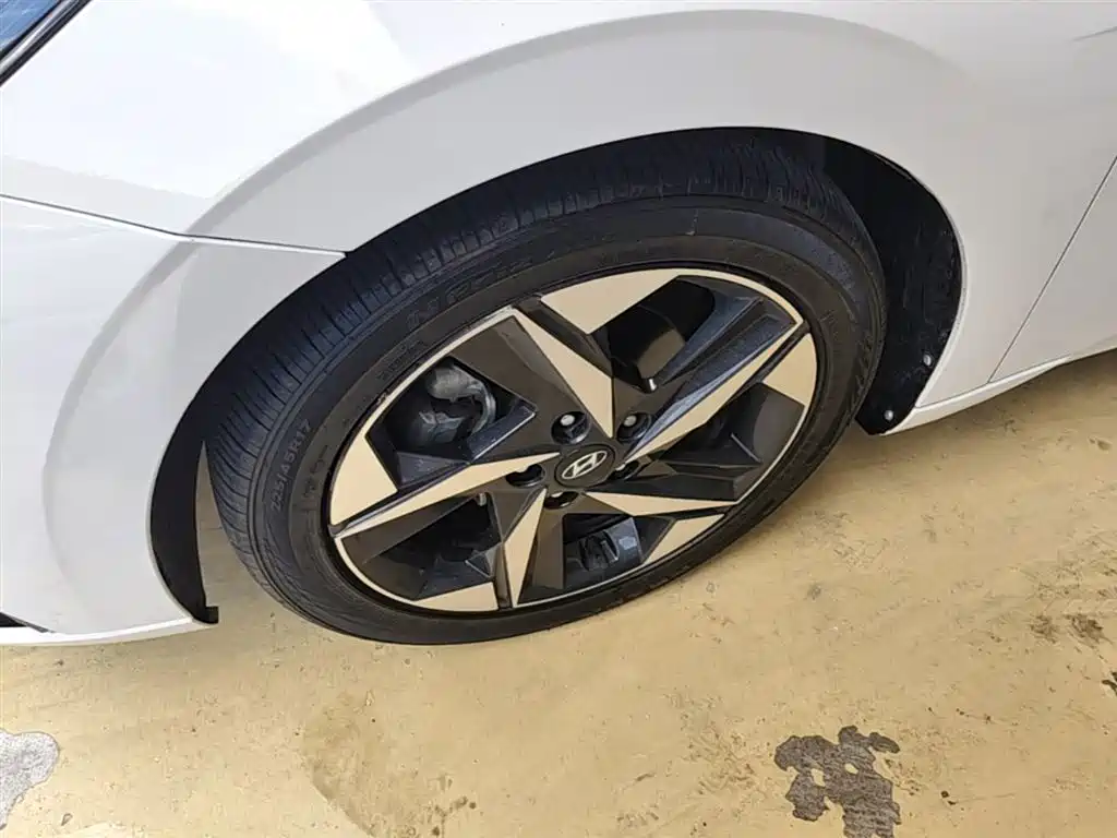 Hyundai Elantra 2023 — фото 23