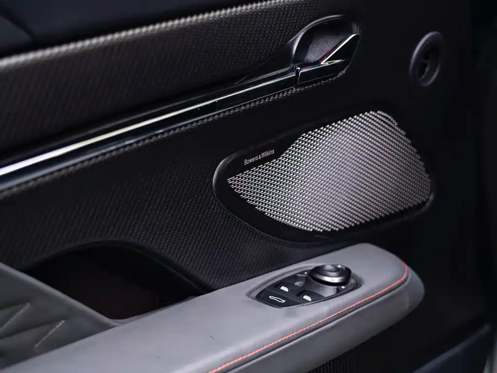 Aston Martin DB12 2025 — фото 8