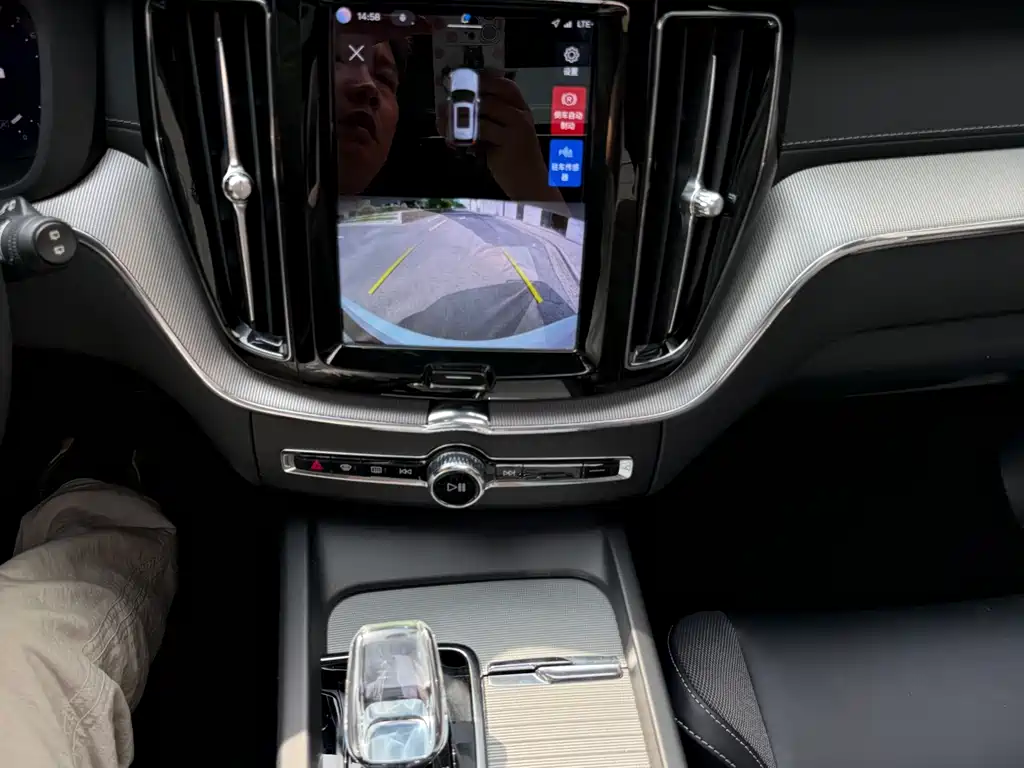 Volvo XC60 2022 — фото 15