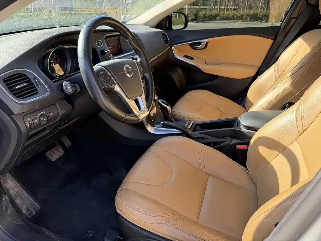 Volvo V40 2019 — фото 11