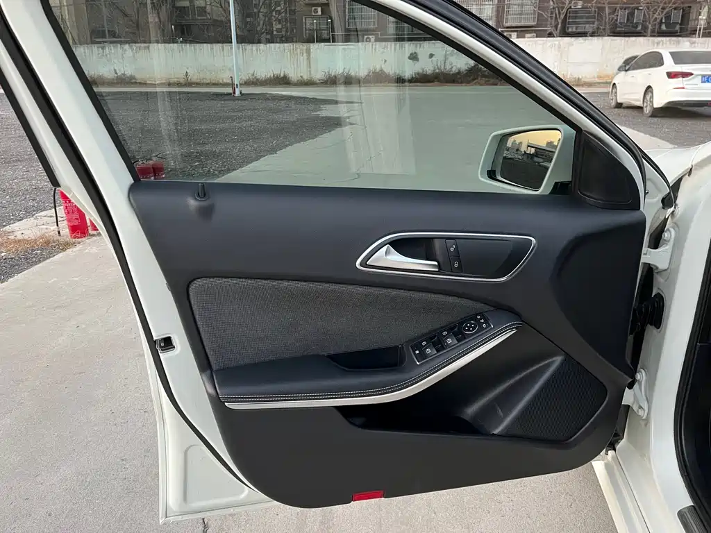 Mercedes-Benz A-Class 2017 — фото 16