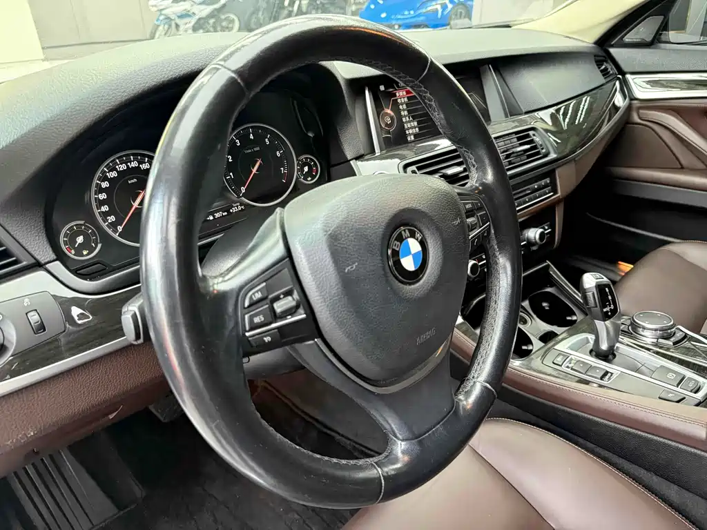 BMW 5 Series 2016 — фото 12