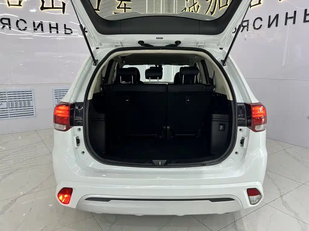 Mitsubishi Outlander 2022 — фото 16