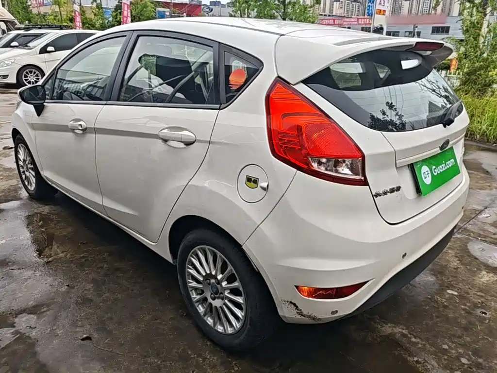 Ford Fiesta 2013 — фото 23