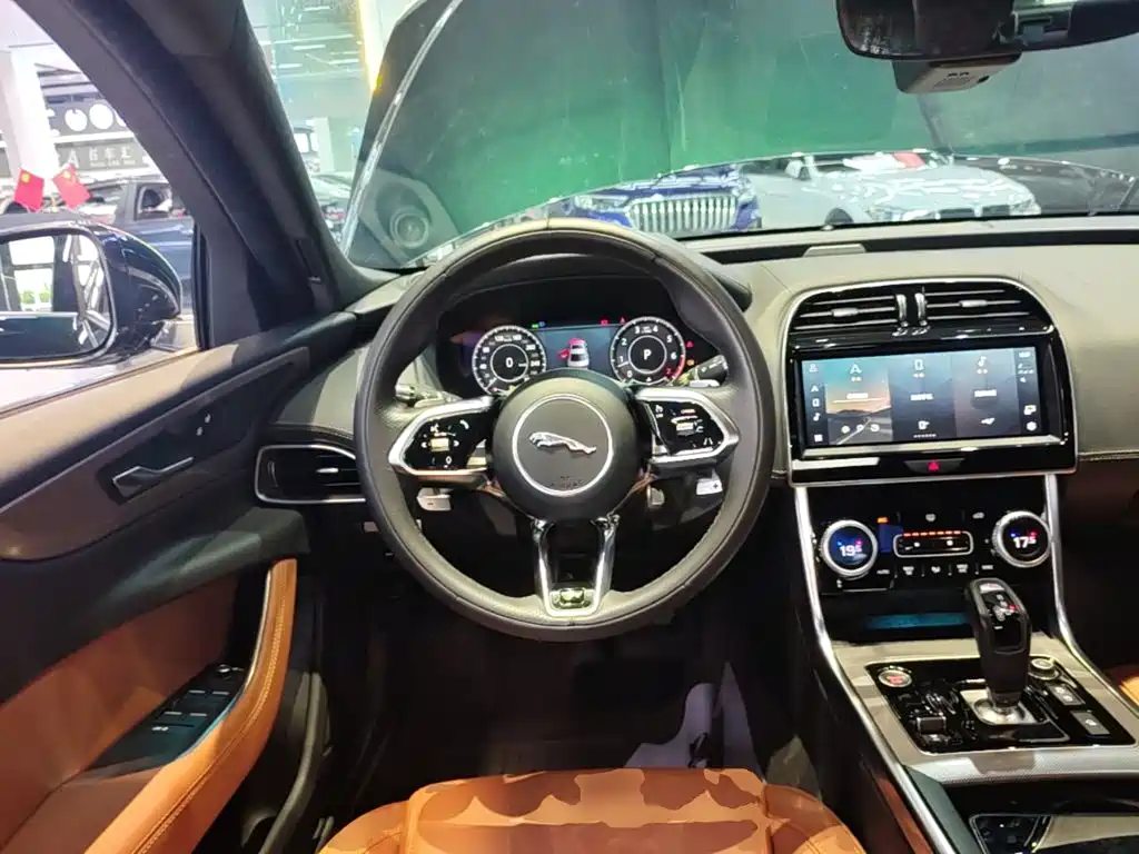 Jaguar XEL 2023 — фото 11