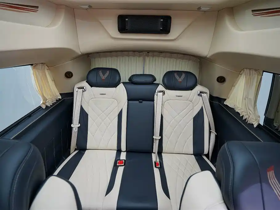 Mercedes-Benz V-Class 2023 — фото 19