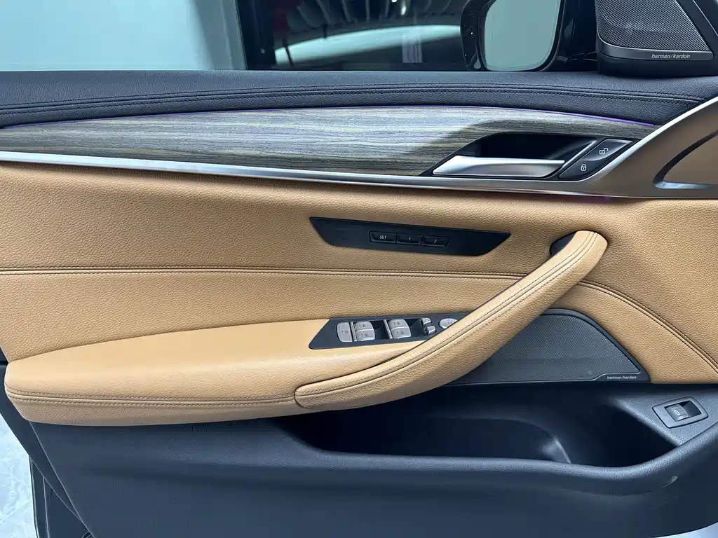 BMW 5 Series 2018 — фото 24