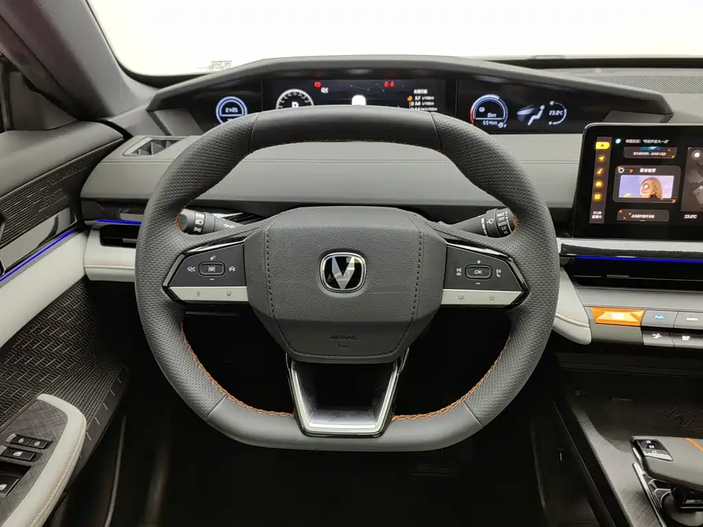 Changan UNI-V Smart Electric Idd 2024 — фото 11