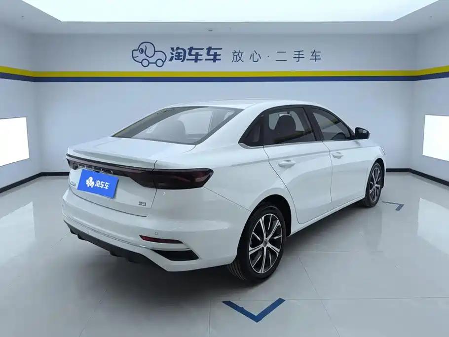 Geely Emgrand 2022