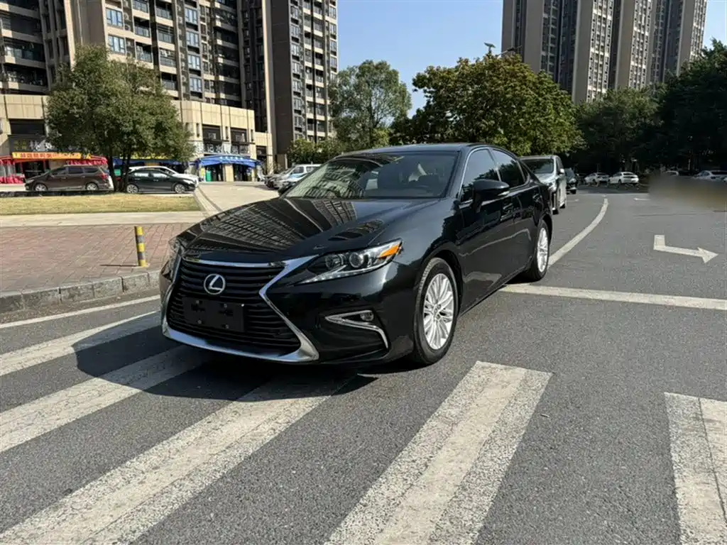 Lexus ES 2016 — фото 1
