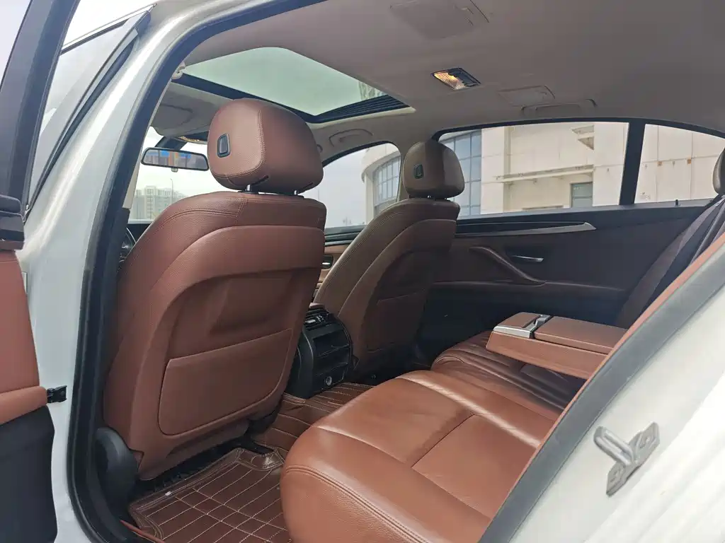 BMW 5 Series 2017 — фото 14