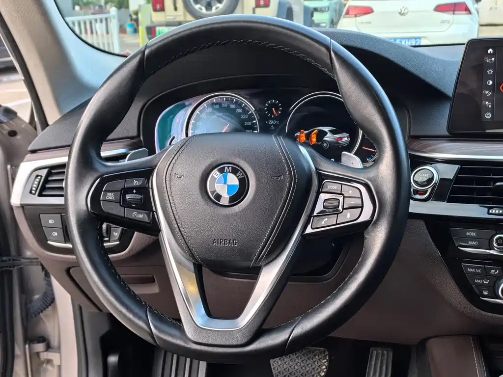 BMW 5 Series 2017 — фото 11