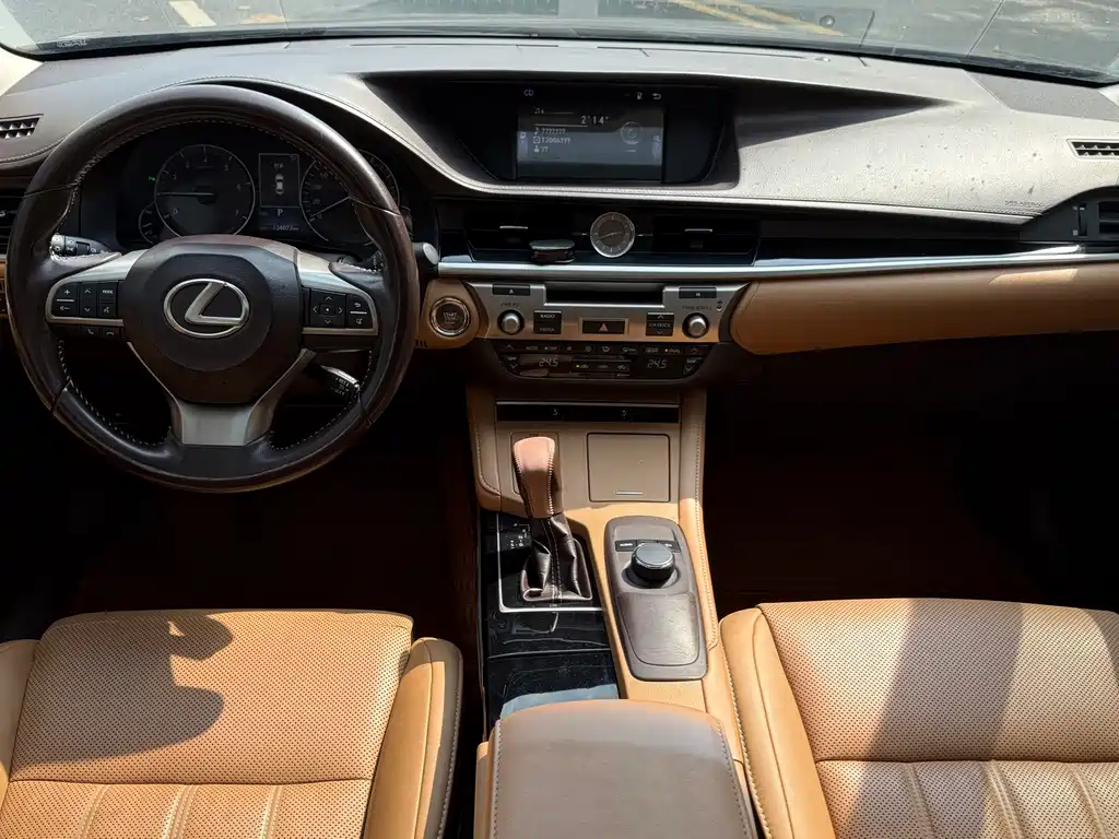 Lexus ES 2018 — фото 11