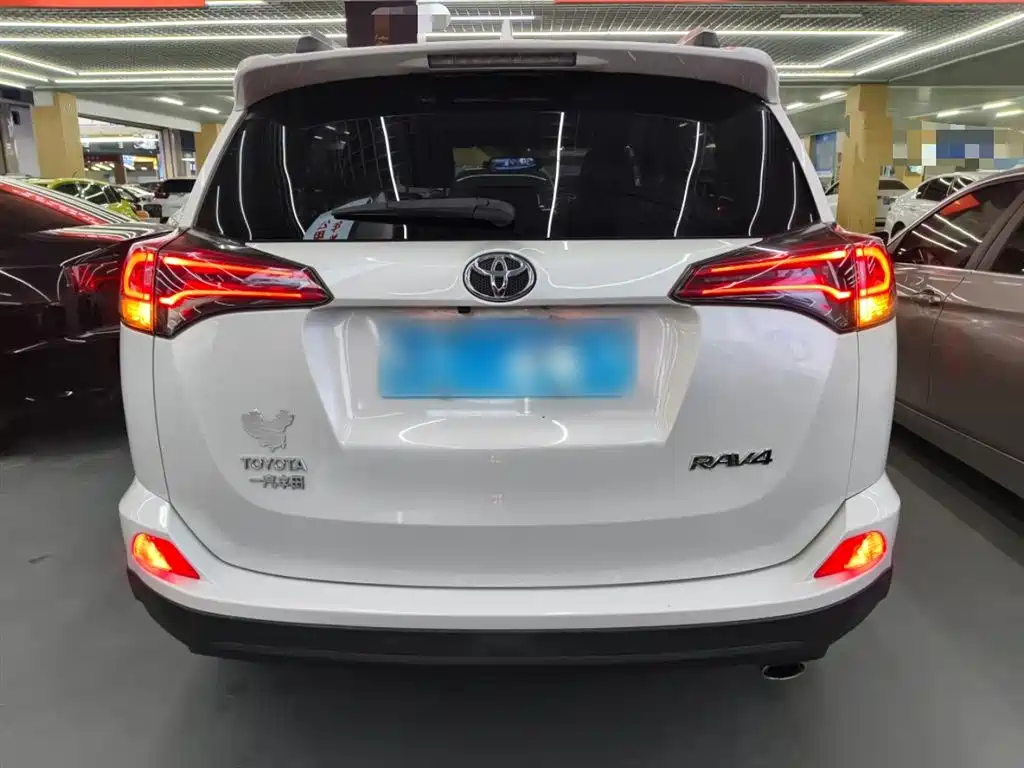 Toyota RAV4 2018 — фото 4