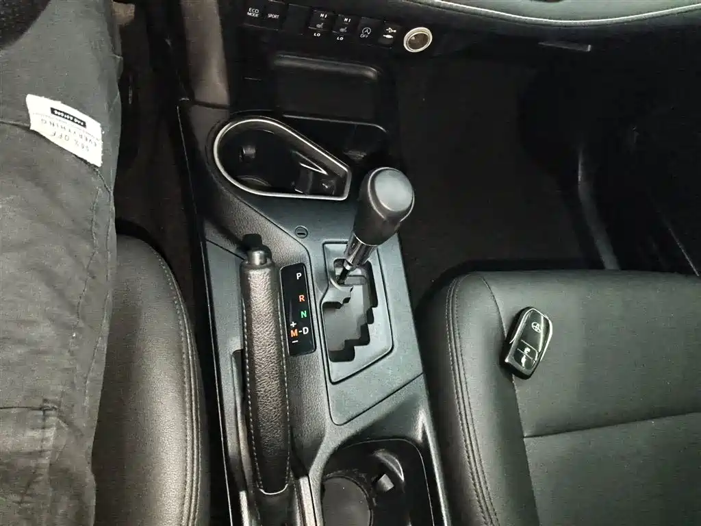 Toyota RAV4 2018 — фото 10