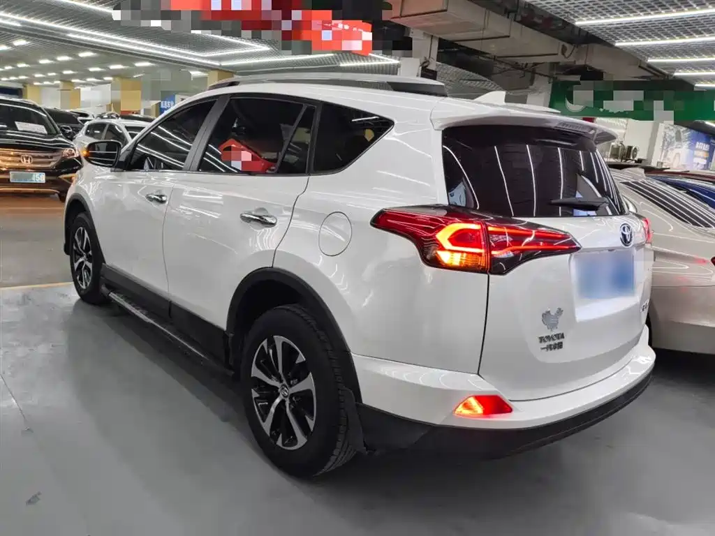 Toyota RAV4 2018 — фото 23