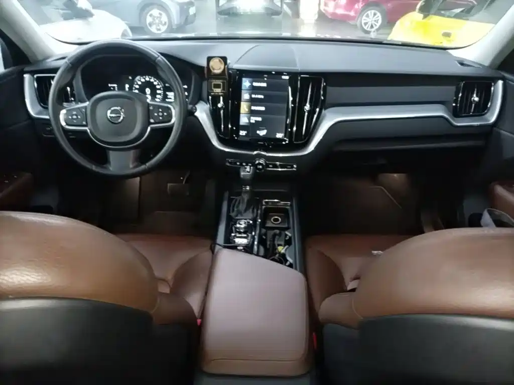 Volvo XC60 2018 — фото 10