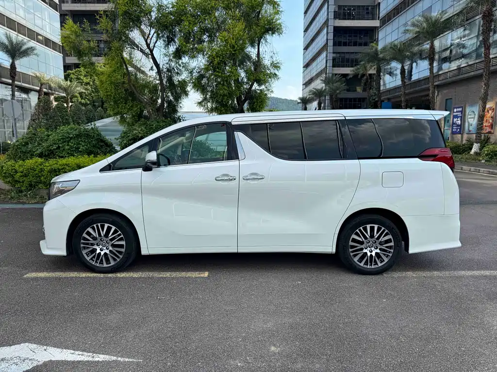 Toyota Alphard 2017 — фото 19