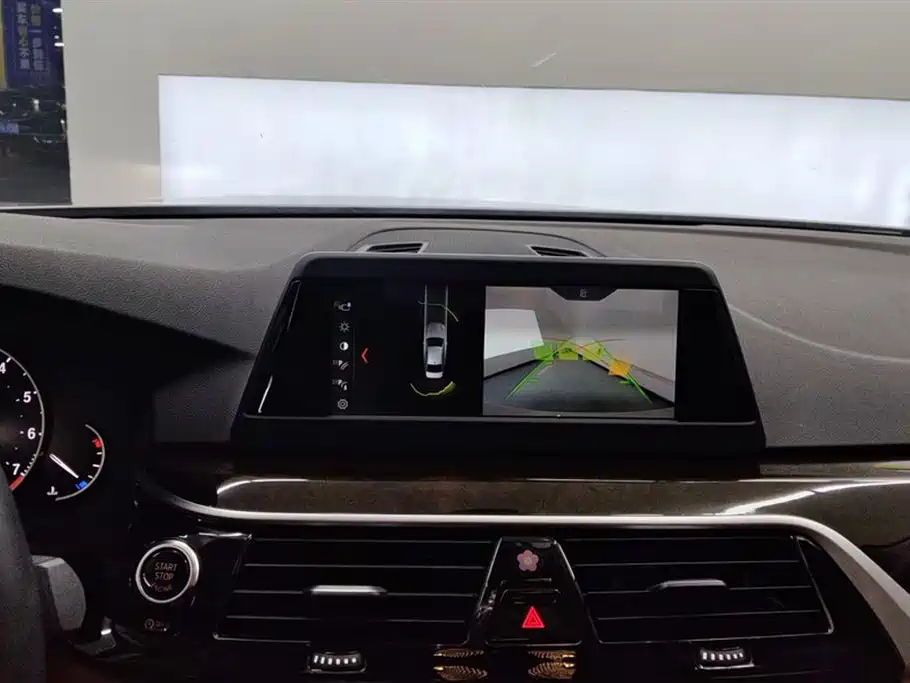 BMW 5 Series 2018 — фото 13