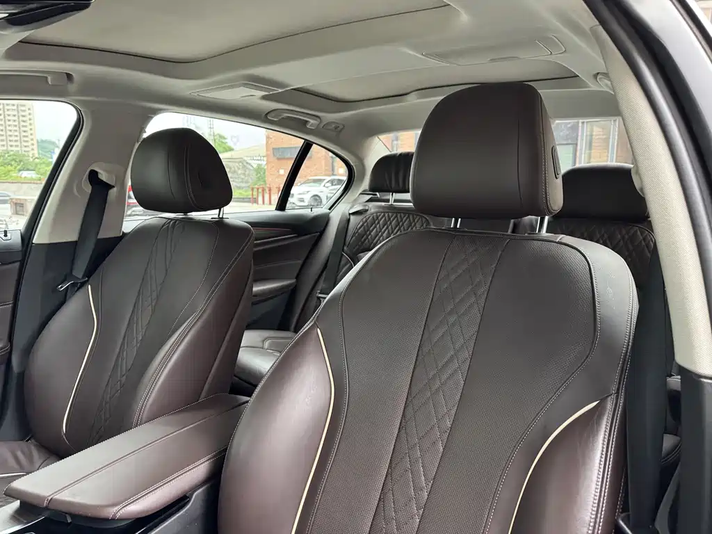 BMW 5 Series 2018 — фото 18