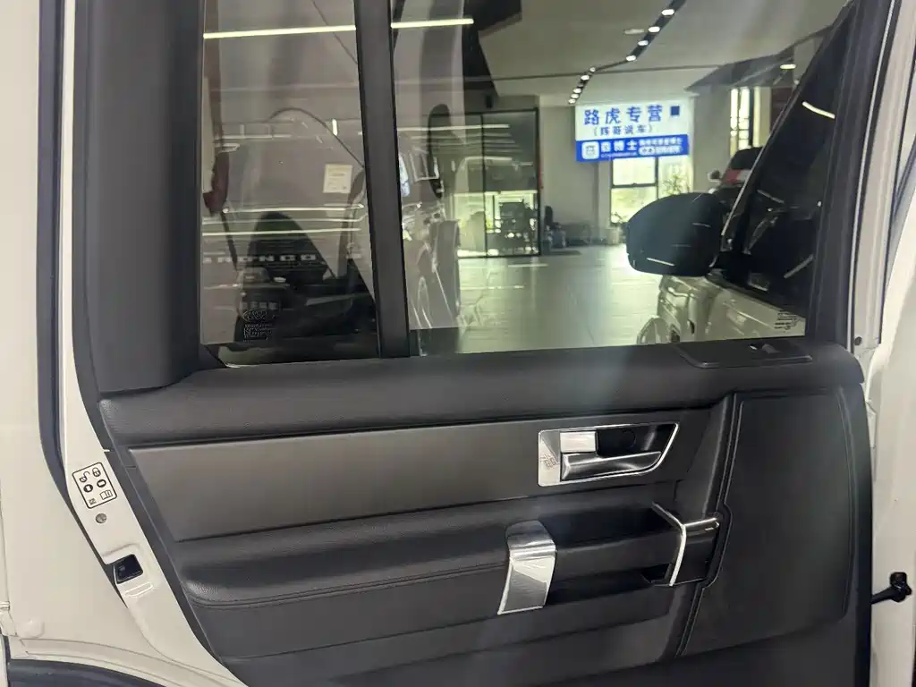 Land Rover Discovery 2015 — фото 15