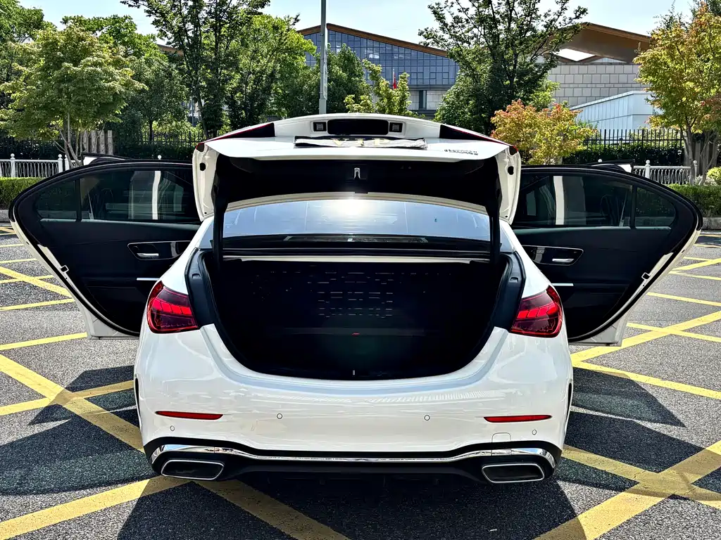 Mercedes-Benz C-Class 2025 — фото 12