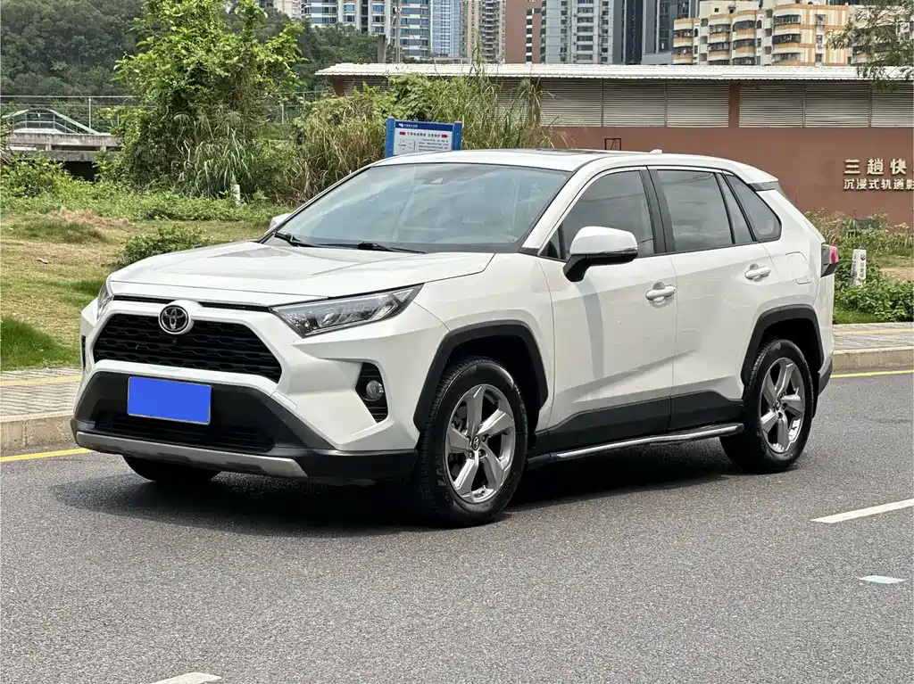 Toyota RAV4 2022 — фото 1