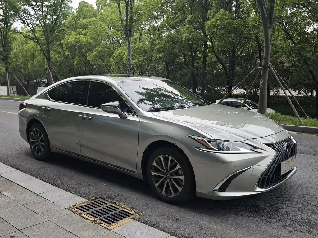 Lexus ES 2024 — фото 1