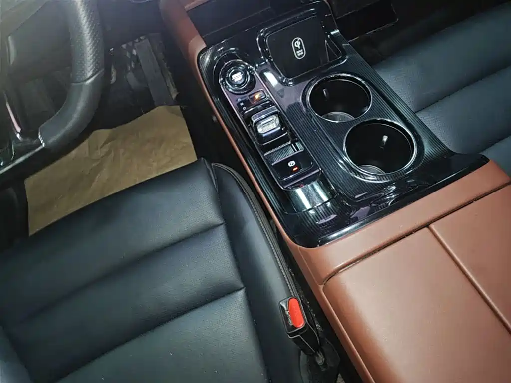 GAC Motor E8 PHEV 2025 — фото 10
