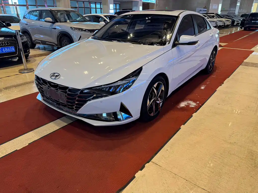 Hyundai Elantra 2023 — фото 1